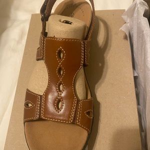 Clarks collection Leather Sandals - Leisa Lakelyn size 7 1/2 Narrow.  Brand New!